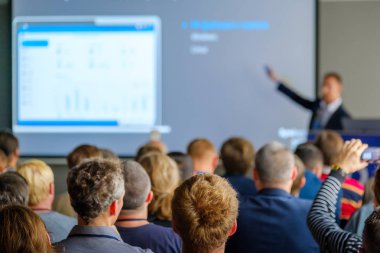 Seyirci hocayı dinler.