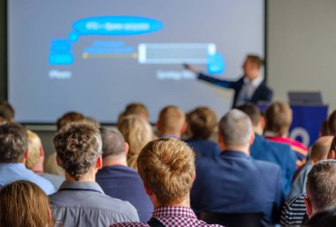 Seyirci hocayı dinler.