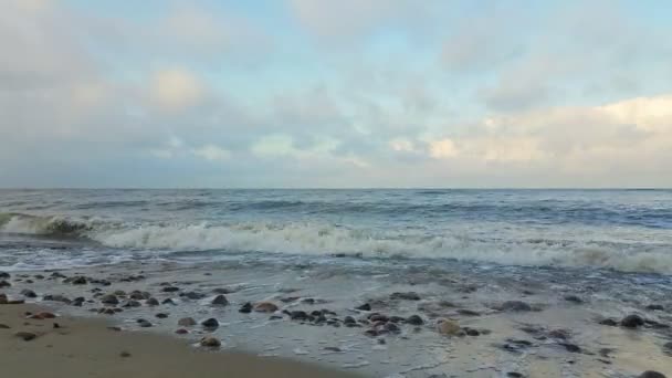 Morze Bałtyckie, spokojnie rozpryskiwania — Wideo stockowe