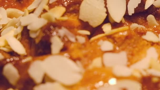 Färska bakverk crunch med maple syru — Stockvideo