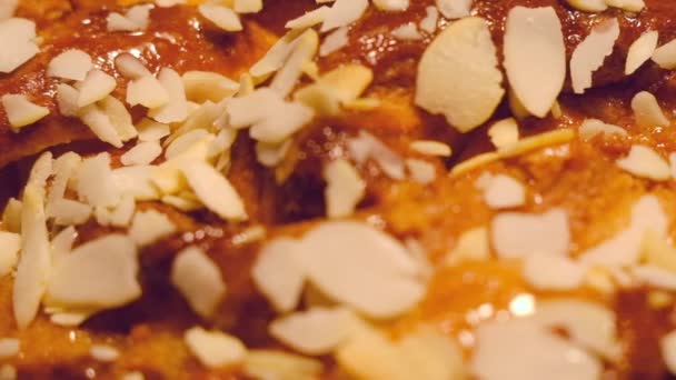 Färska bakverk crunch med maple syru — Stockvideo