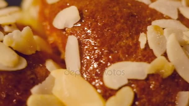 Vers gebak crunch met maple siroop — Stockvideo