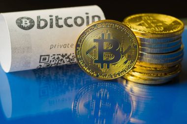 Bitcoin altın sikke ve kağıt giriş