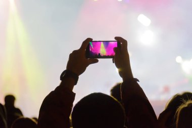 Konser ziyaretçi video çekimleri