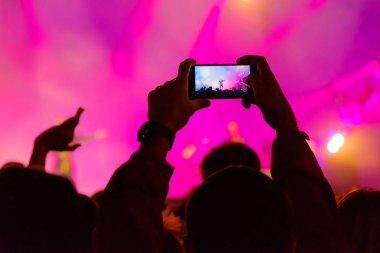 Konser ziyaretçi video çekimleri