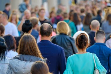 Sokaktaki insan kalabalığı.