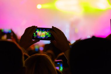 Konser ziyaretçi video çekimleri