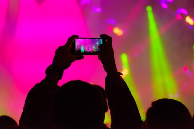 Konser ziyaretçi video çekimleri