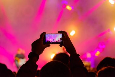 Konser ziyaretçi video çekimleri