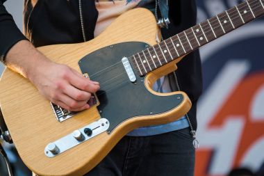 Konserde elektrik gitar çalmak pan