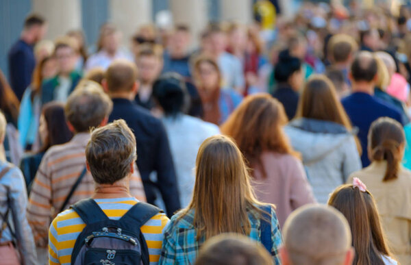 толпа людей на улице
.