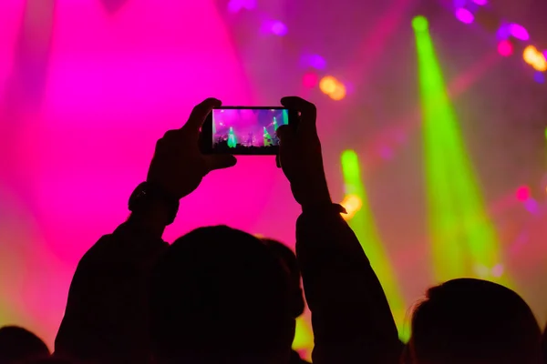 Concert visitor shoots video — Stock Photo, Image