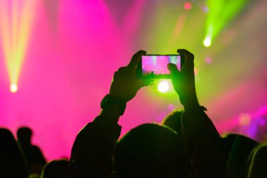 Konser ziyaretçi video çekimleri