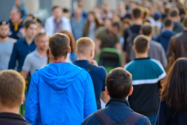 Skara människor på gatan. — Stockfoto