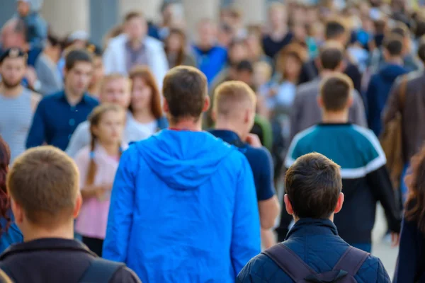 Foule de gens dans la rue . — Photo