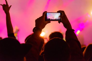 Konser ziyaretçi video çekimleri