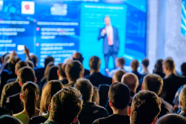 Seyirci hocayı dinler.