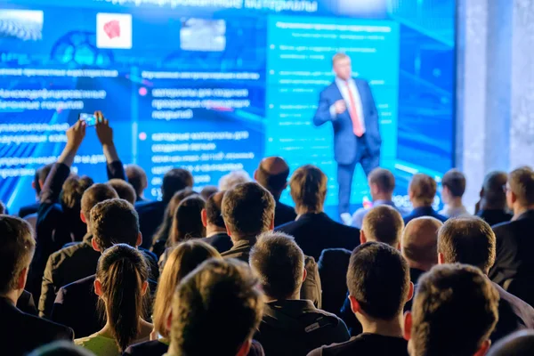 Seyirci hocayı dinler.