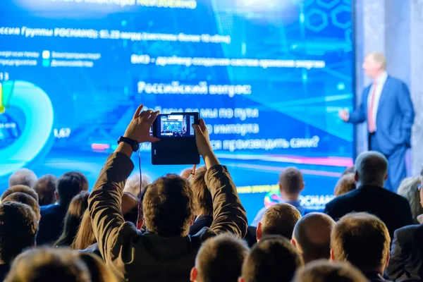 Audience listens to the lecturer — Stock Photo, Image