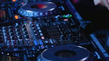 DJ mix bir diskoda denetleyicisi üzerinde çalış
