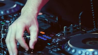 DJ mix bir diskoda denetleyicisi üzerinde çalış