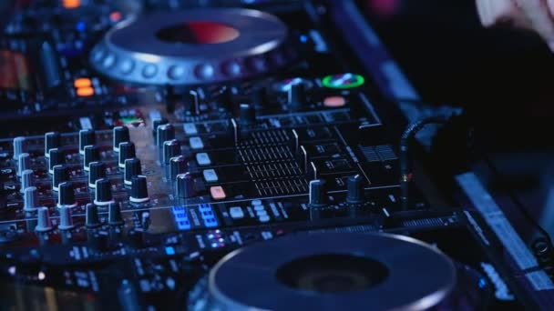 DJ speelt mix op controller bij een disco — Stockvideo