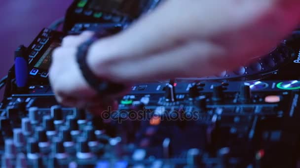 DJ spelar mix på controller på ett disco — Stockvideo