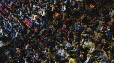 İnsanlar iş konferansına sinerji küresel Forum Kongre salonunda