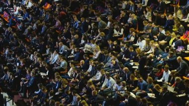 İnsanlar iş konferansına sinerji küresel Forum Kongre salonunda