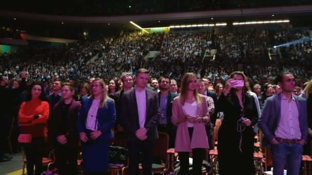 Люди відвідують бізнес-конференції в конгрес хол на глобальному форумі Синергія — стокове відео