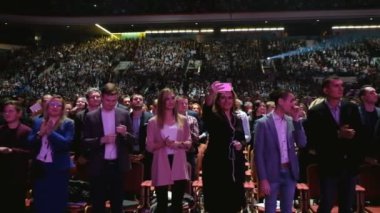 İnsanlar iş konferansına sinerji küresel Forum Kongre salonunda