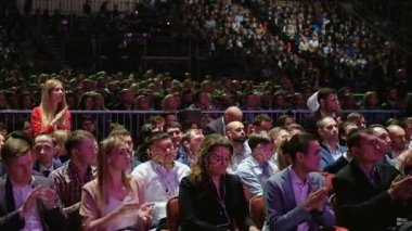 İnsanlar iş konferansına sinerji küresel Forum Kongre salonunda