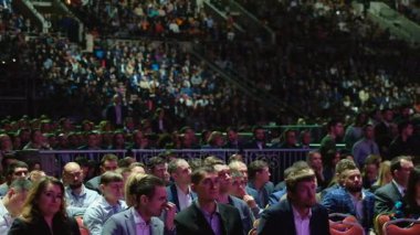 İnsanlar iş konferansına sinerji küresel Forum Kongre salonunda