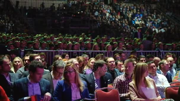 Le persone partecipano alla conferenza di business nella sala congressi al Synergy Global Forum — Video Stock