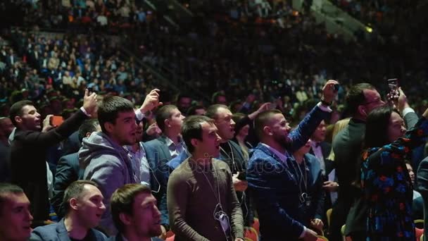 La gente asiste a una conferencia de negocios en la sala de congresos del Synergy Global Forum — Vídeo de stock