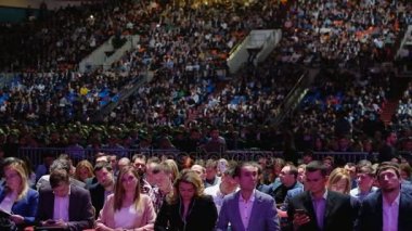 İnsanlar iş konferansına sinerji küresel Forum Kongre salonunda