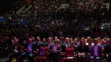 İnsanlar iş konferansına sinerji küresel Forum Kongre salonunda