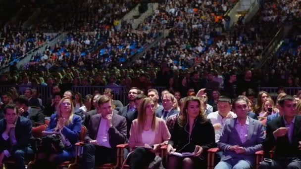 Le persone partecipano alla conferenza di business nella sala congressi al Synergy Global Forum — Video Stock