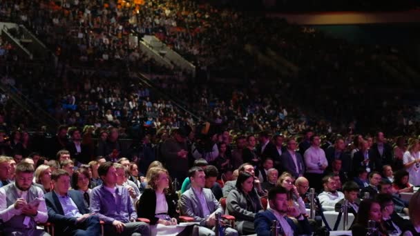 Des gens assistent à une conférence d'affaires dans la salle des congrès du Synergy Global Forum — Video