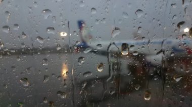 Havaalanı Uçak penceresinden, yağmur yağar