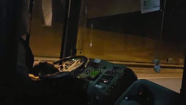 Gece iş yerinde halk otobüsü sürücüsü — Stok video