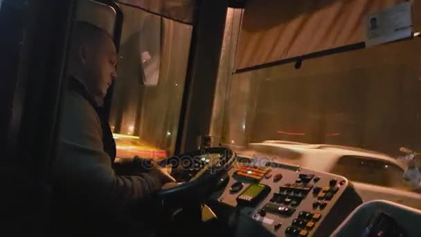 Openbare buschauffeur op het werk 's nachts — Stockvideo