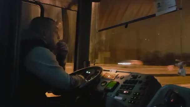 Linienbusfahrer nachts bei der Arbeit — Stockvideo