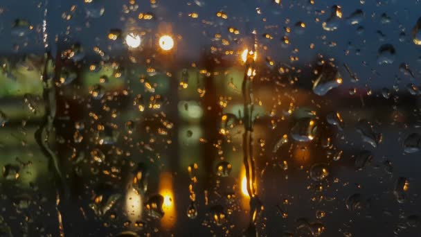 Aeropuerto a través de la ventana del avión, llueve — Vídeos de Stock