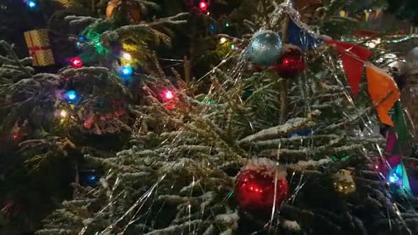 Árbol de Navidad en el mercado exterior — Vídeos de Stock