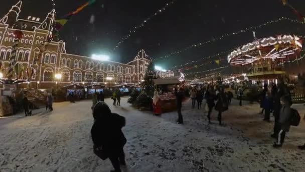 Ludzie uczestniczyć Jarmark bożonarodzeniowy na placu czerwonym — Wideo stockowe