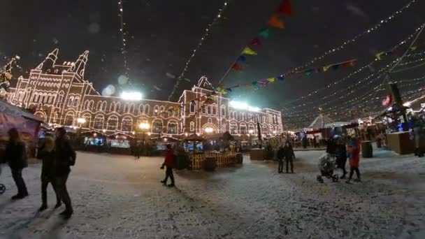 La gente asiste al mercado de Navidad en Red Square — Vídeos de Stock