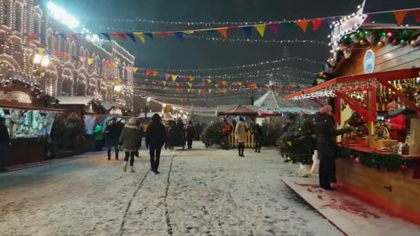 Personer delta i Julmarknad på Röda torget — Stockvideo