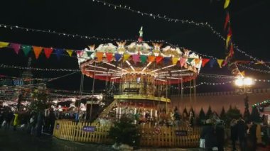 İnsanlar Noel pazarı Kızıl Meydan, katılmak