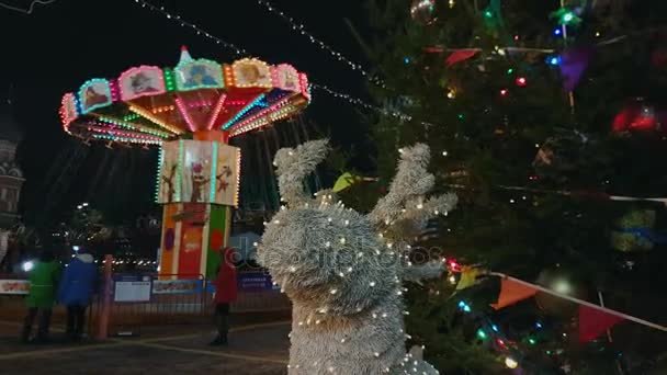 As pessoas frequentam o Mercado de Natal na Praça Vermelha — Vídeo de Stock